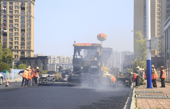 2020年3月20日上午，宜春市高士北路路面改造工程快速推進(jìn)，施工現(xiàn)場(chǎng)一片繁忙景象